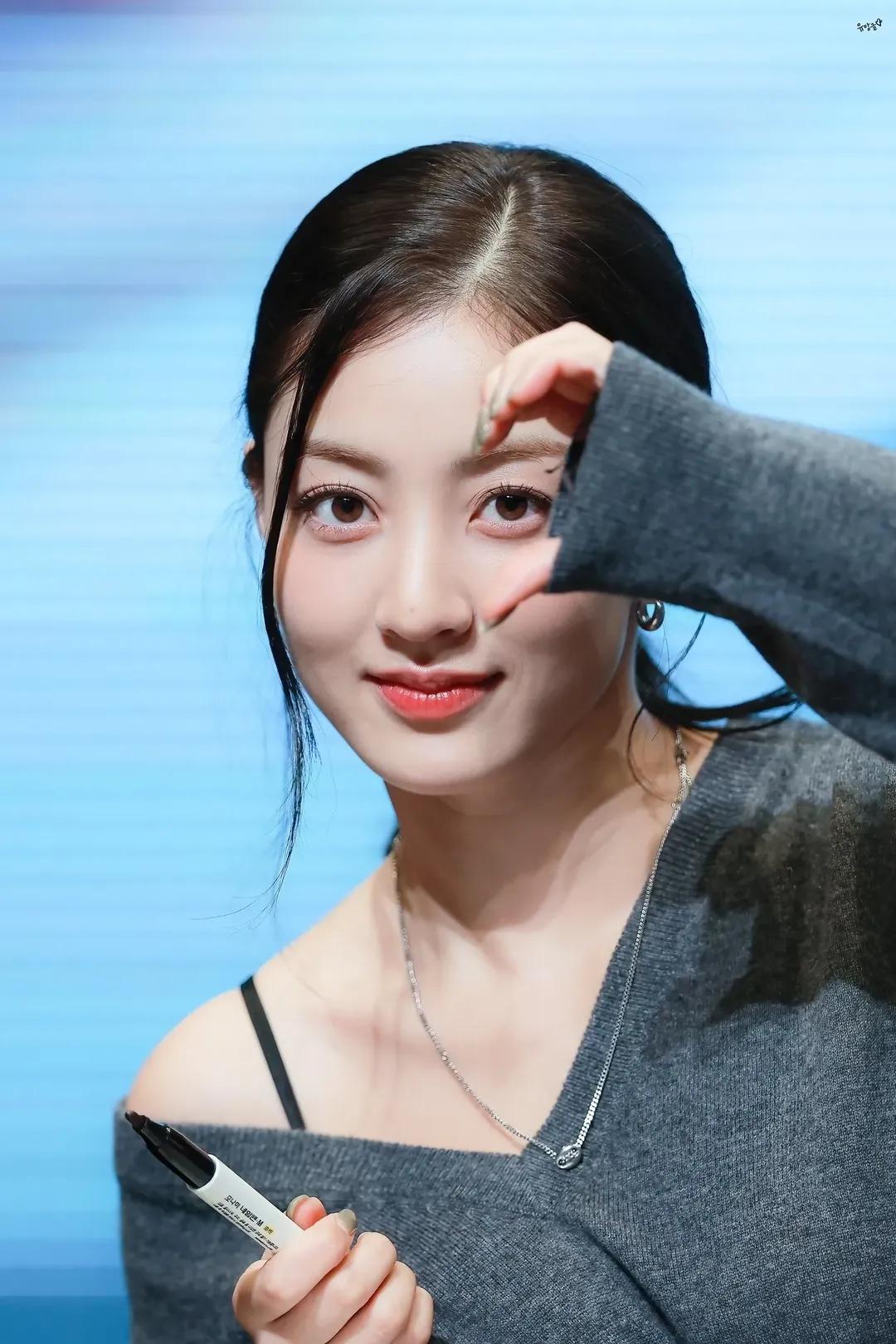 ジヒョ (TWICE)の最近の活動写真