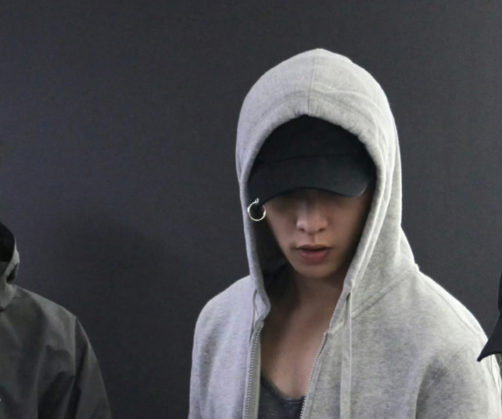 Behind-the-scenes cut of Lay (EXO)