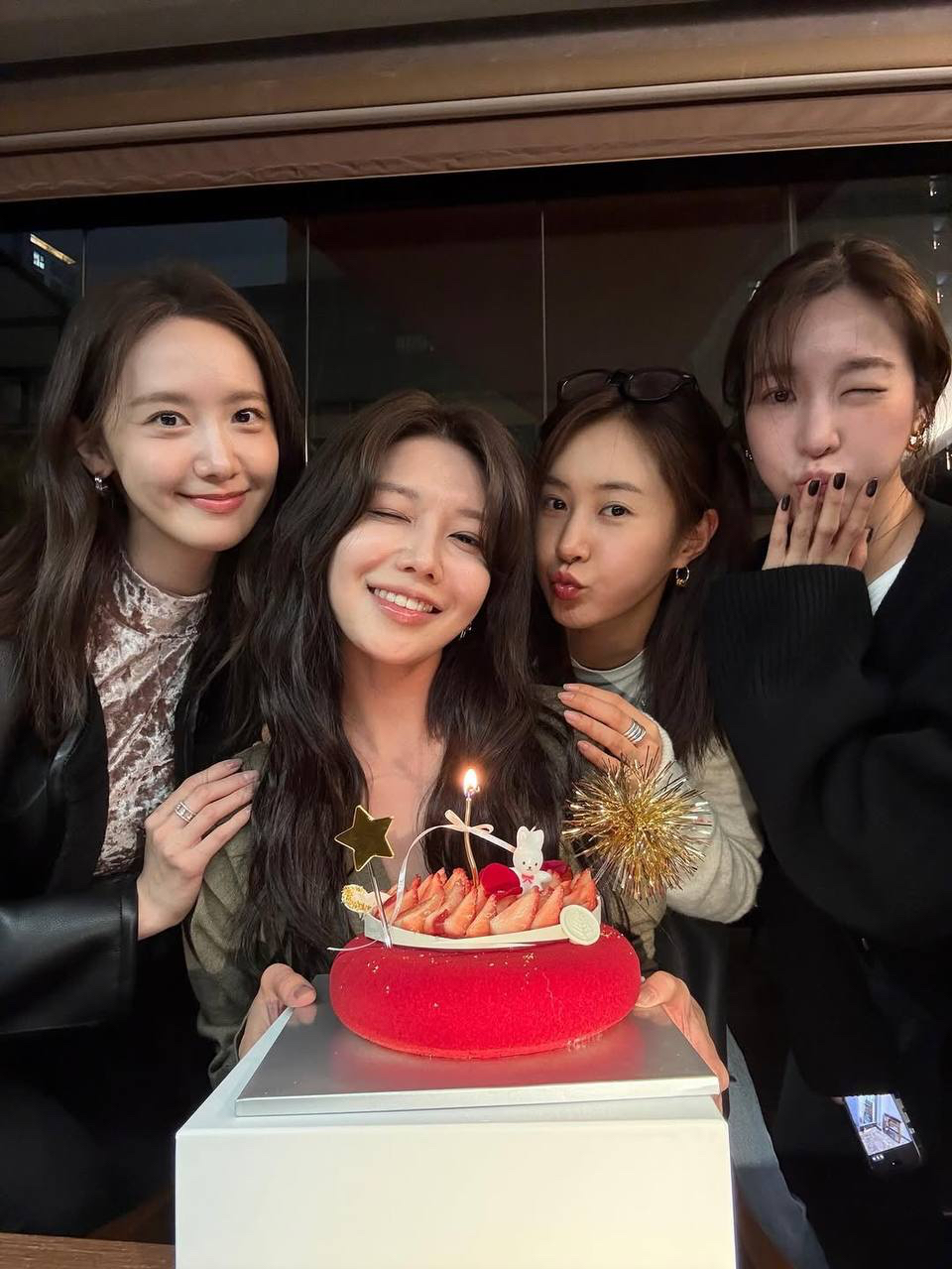 Behind-the-scenes cut of Girls' Generation