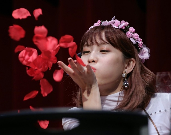 Behind-the-scenes cut of Momo (TWICE)