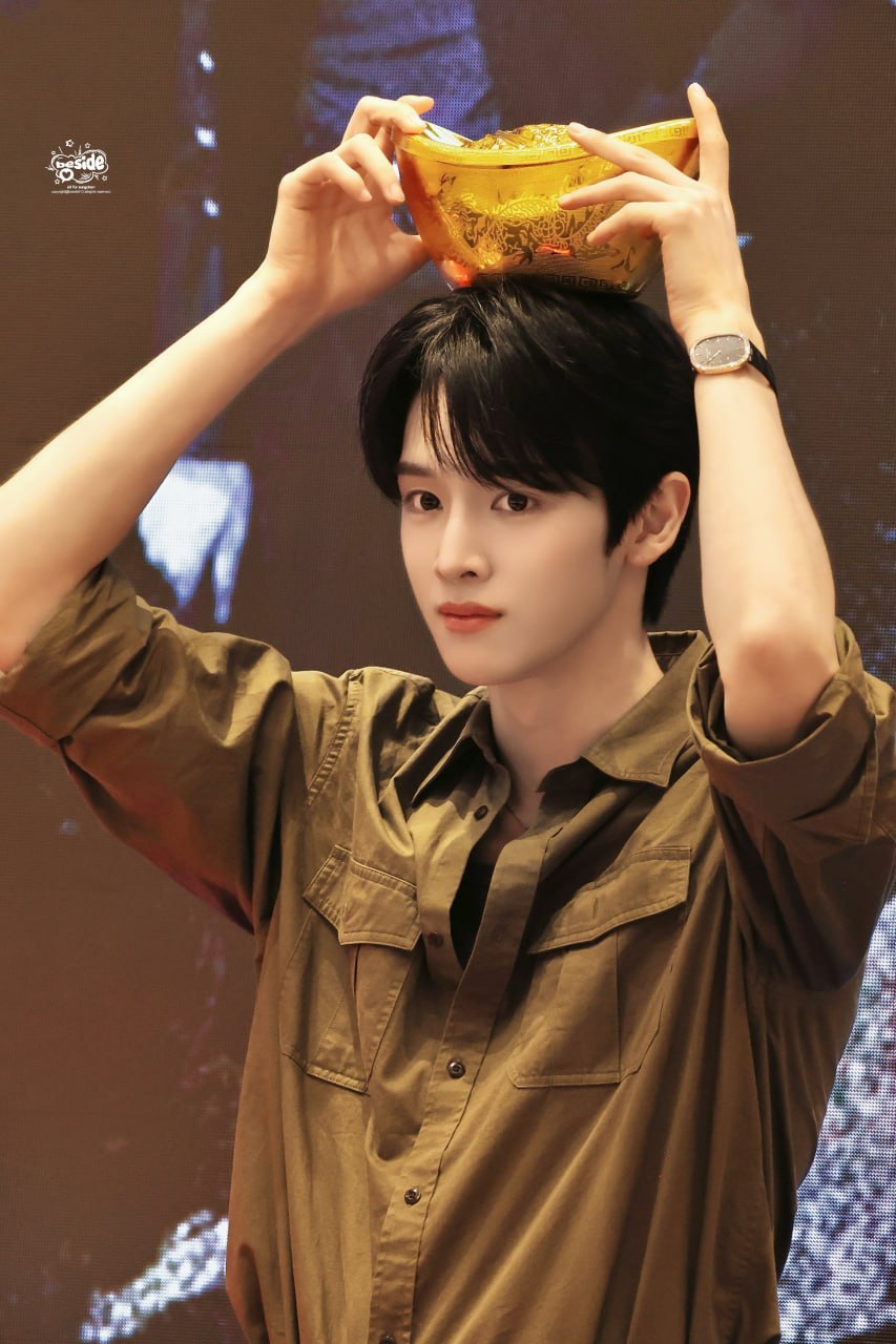 Recent activity shot of Sungchan (RIIZE)
