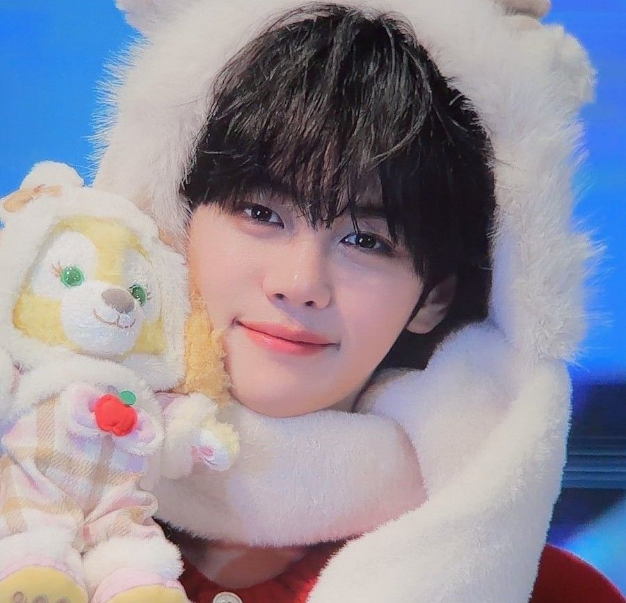 Recent activity shot of Kim Gyuvin (ZEROBASEONE)