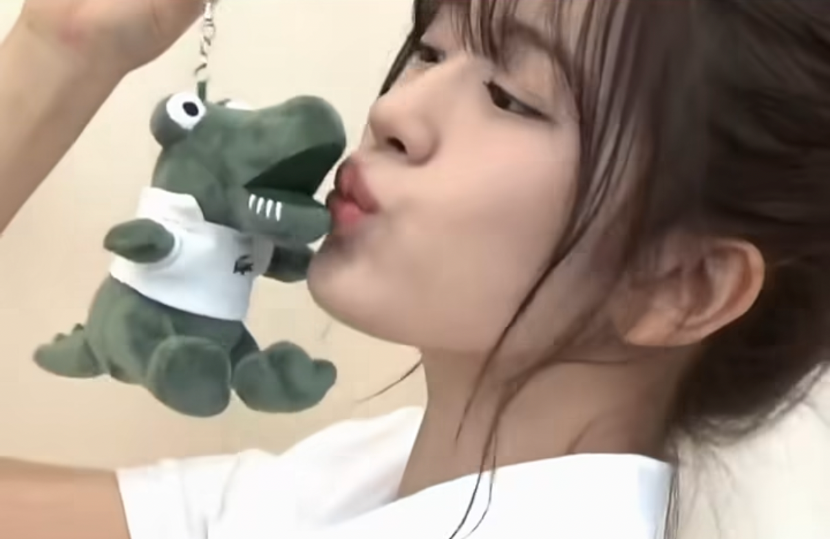 A moment captured by An Yujin (IVE)'s fan