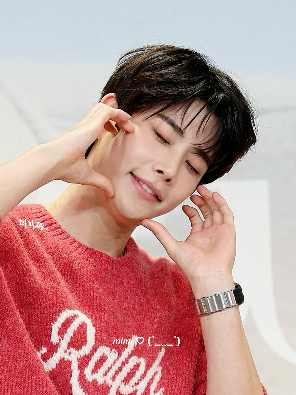 A moment captured by MJ (ASTRO)'s fan