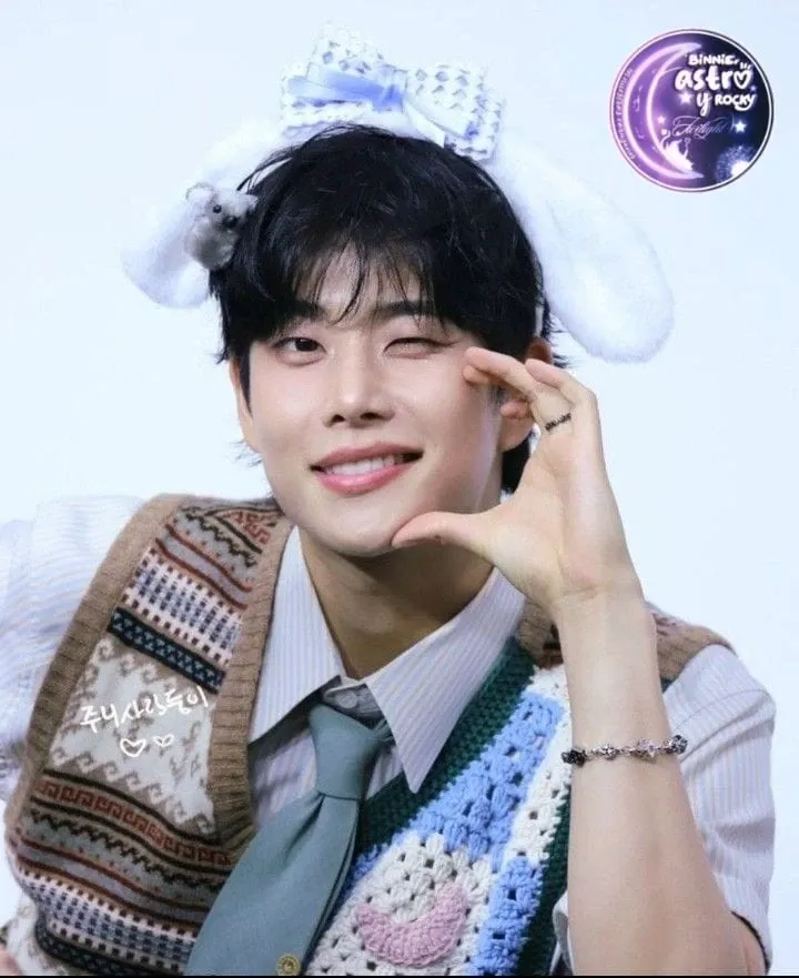 A moment captured by MJ (ASTRO)'s fan