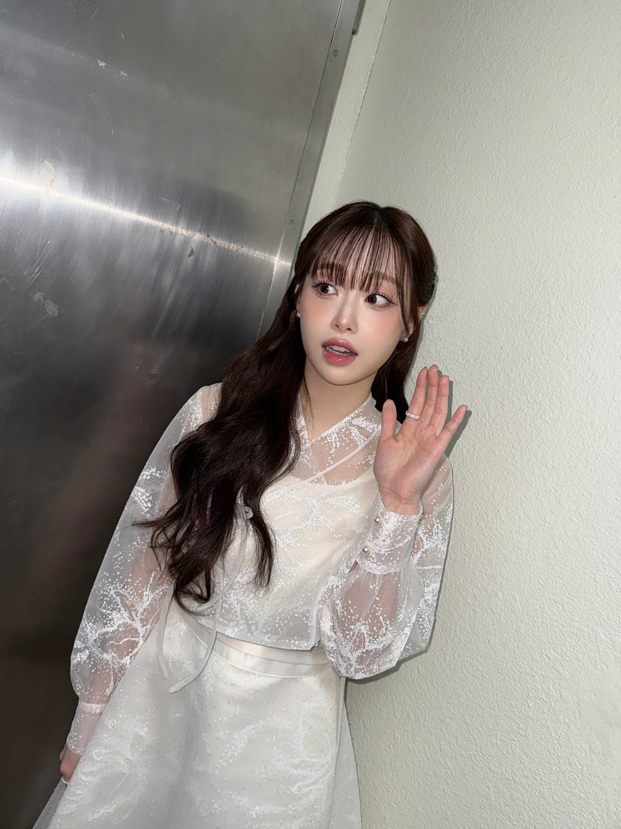Behind-the-scenes cut of Chuu