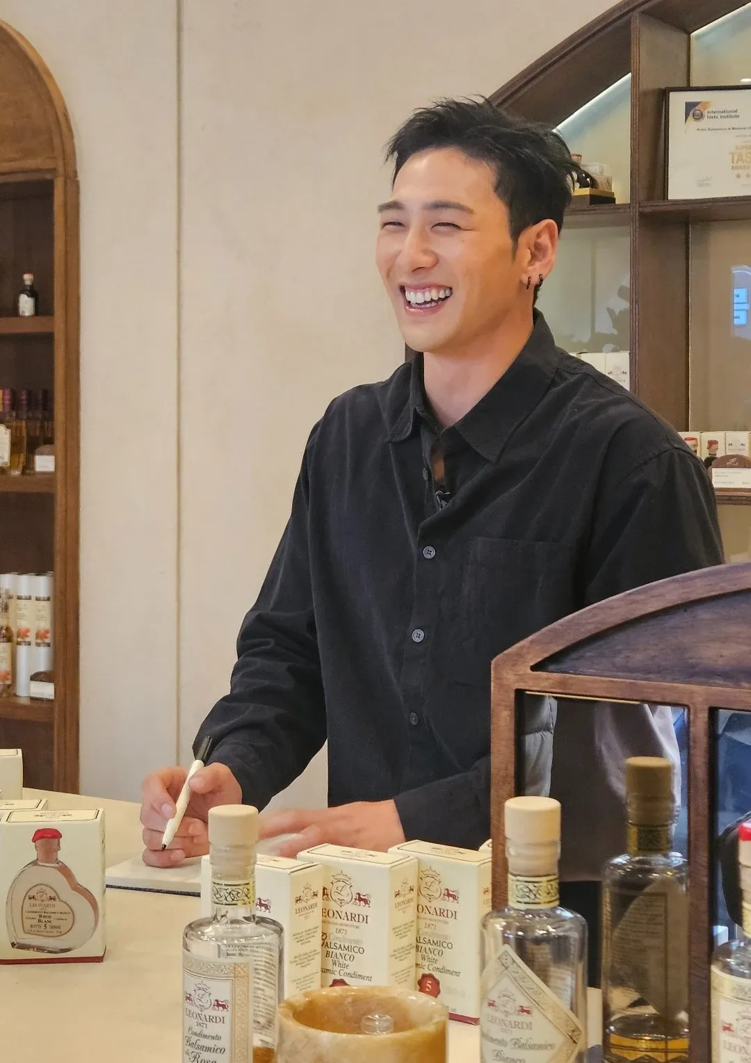 Behind-the-scenes cut of Baekho