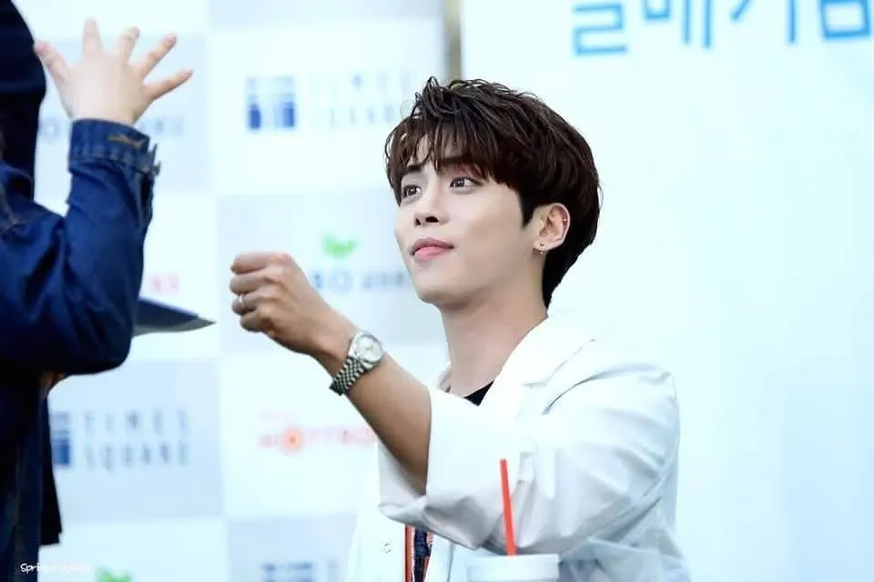 A moment captured by Jonghyun (SHINee)'s fan