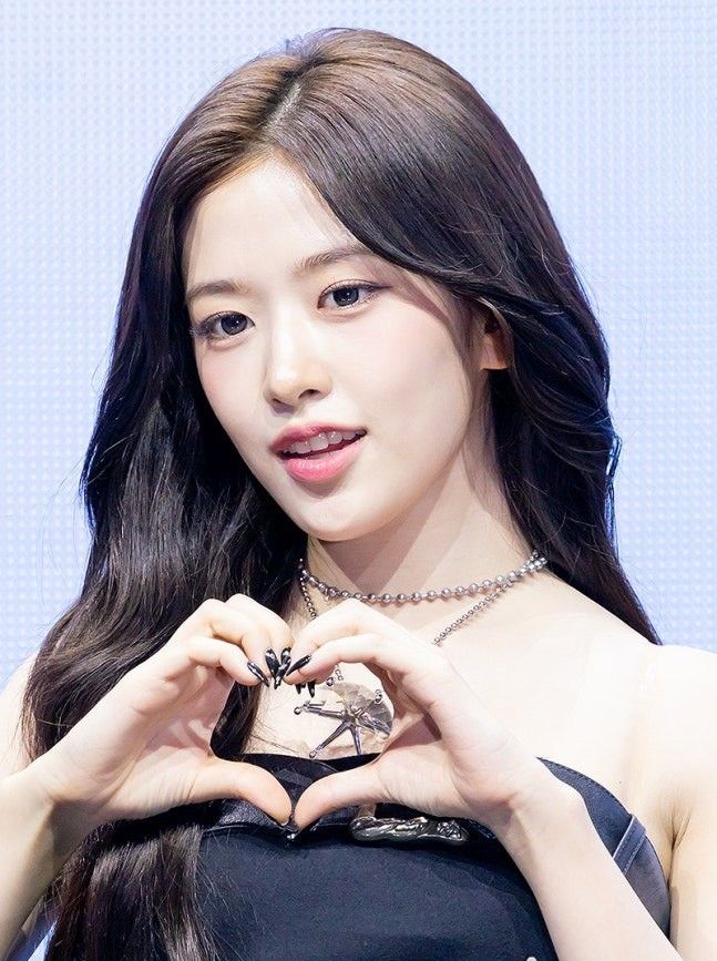 안유진 (IVE) 최근 활동샷