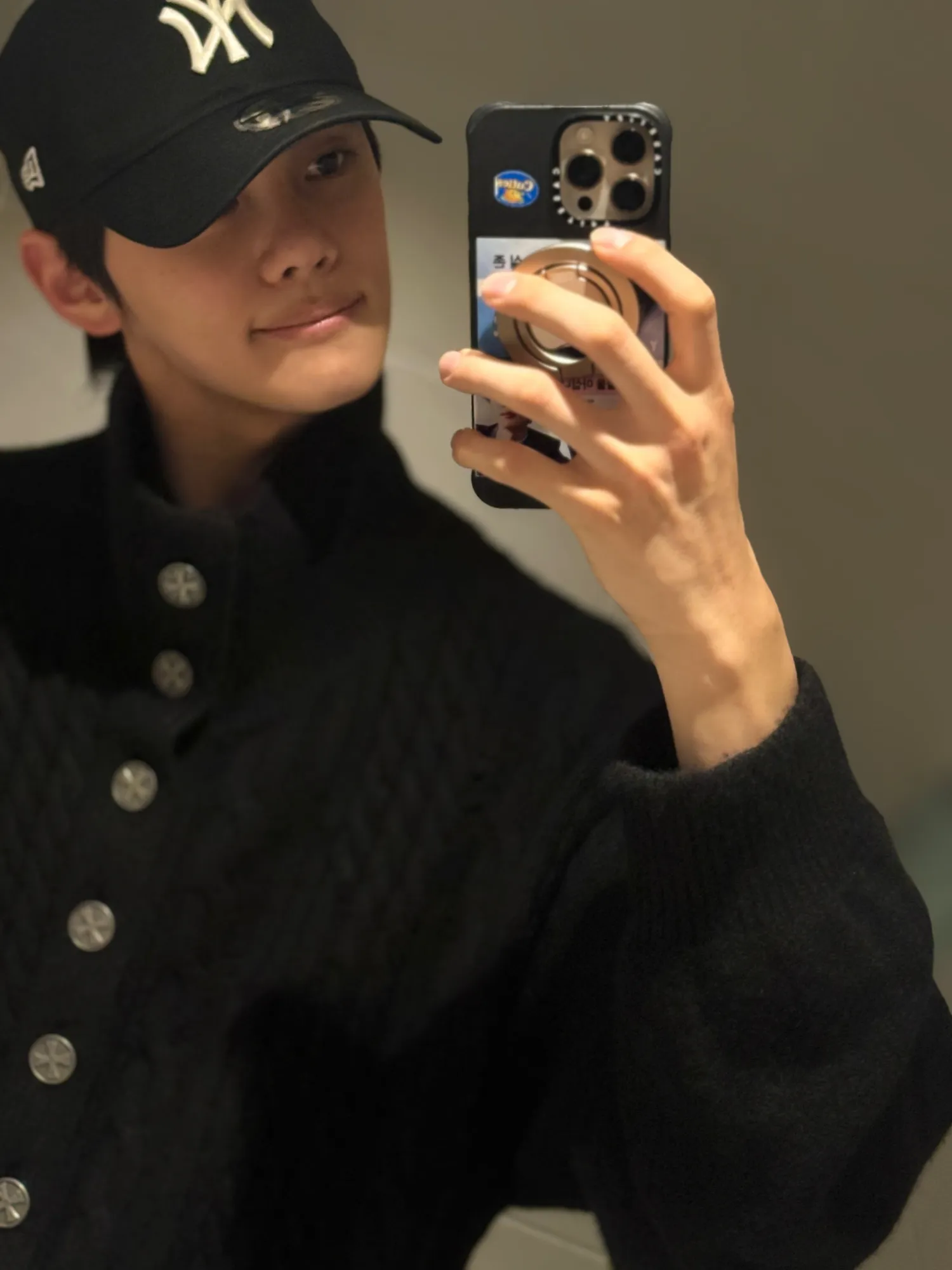 Behind-the-scenes cut of Kim Gyuvin