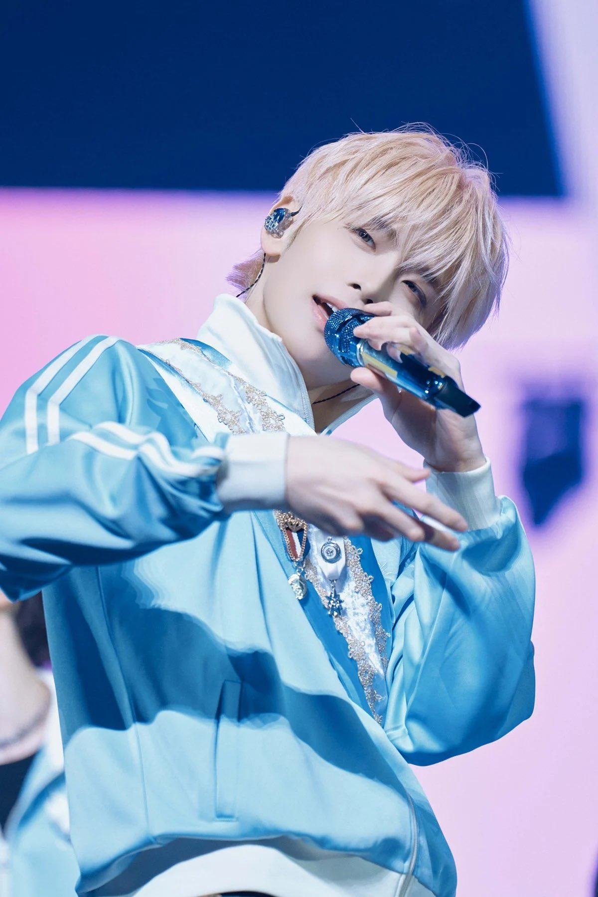 A moment captured by Kim Taerae (ZEROBASEONE)'s fan