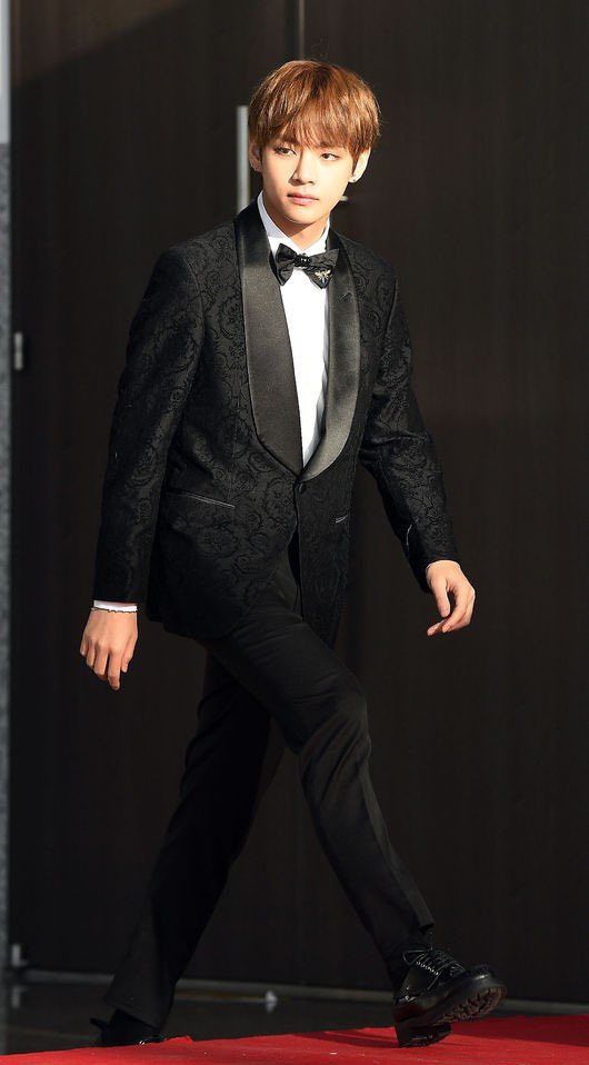 A heartfelt wallpaper shared by V (BTS)'s fans