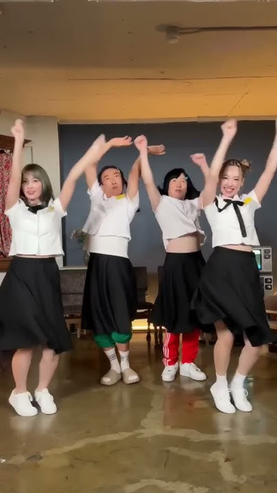 Foto aktivitas terbaru Momo (TWICE)