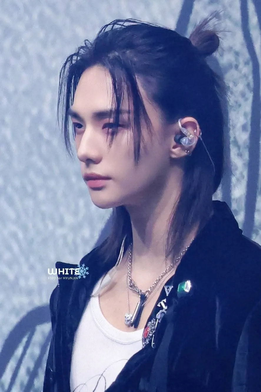 Latest photo of Hyunjin (Stray Kids)