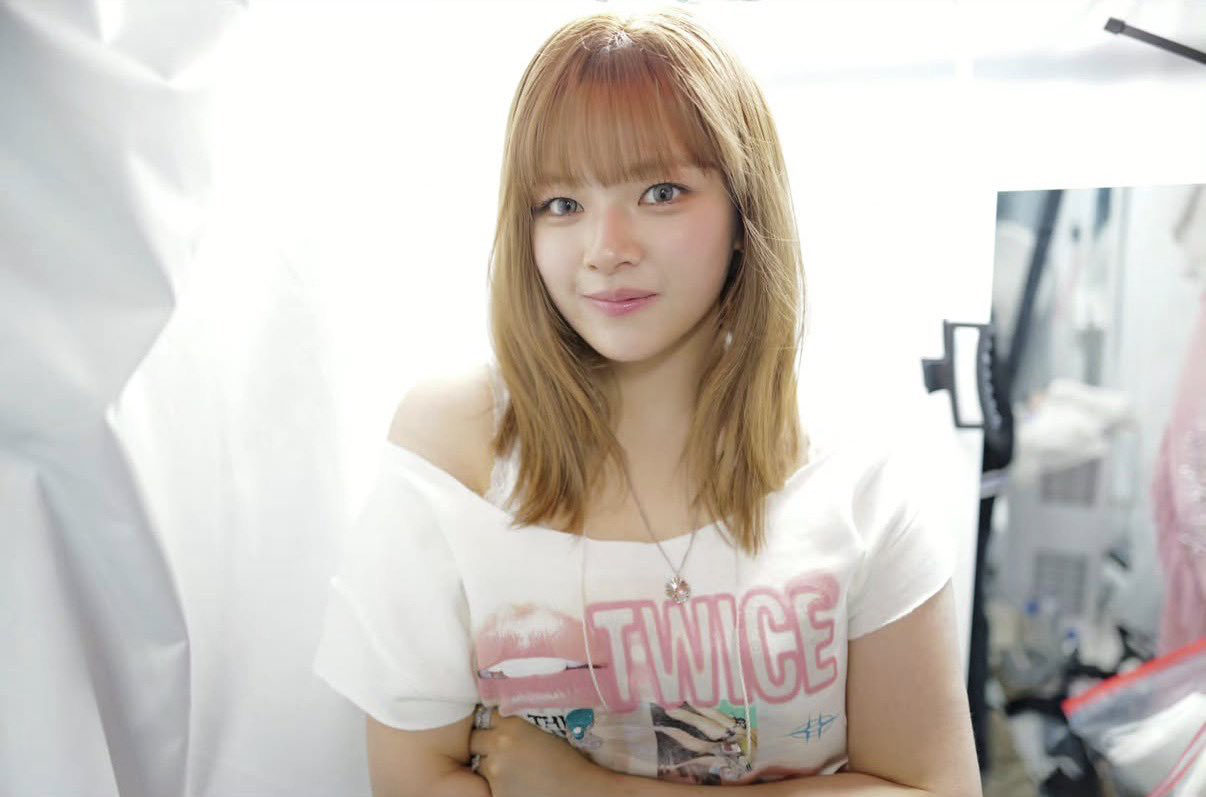 Behind-the-scenes cut of Jeongyeon (TWICE)