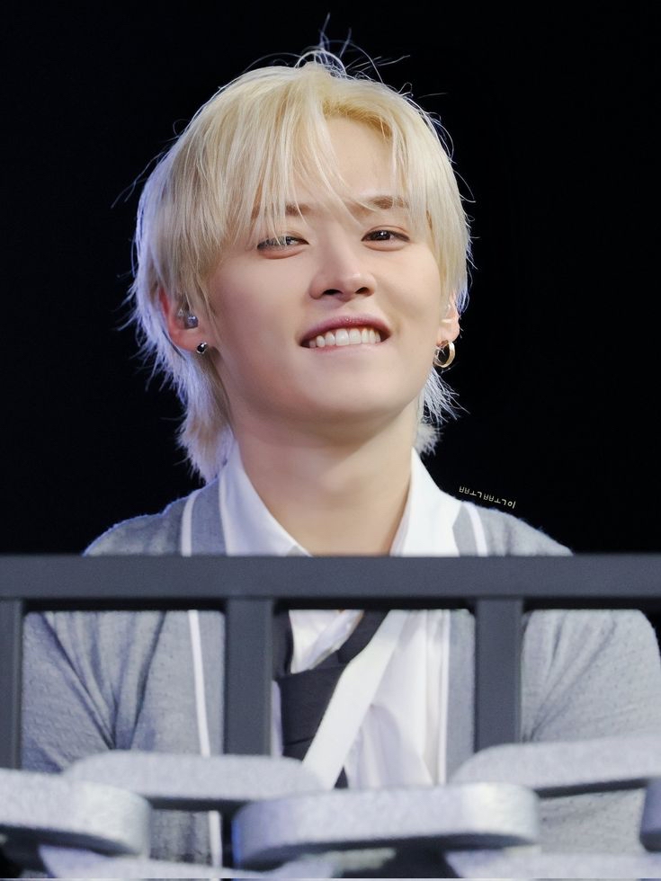 A moment captured by Lee Know (Stray Kids)'s fan