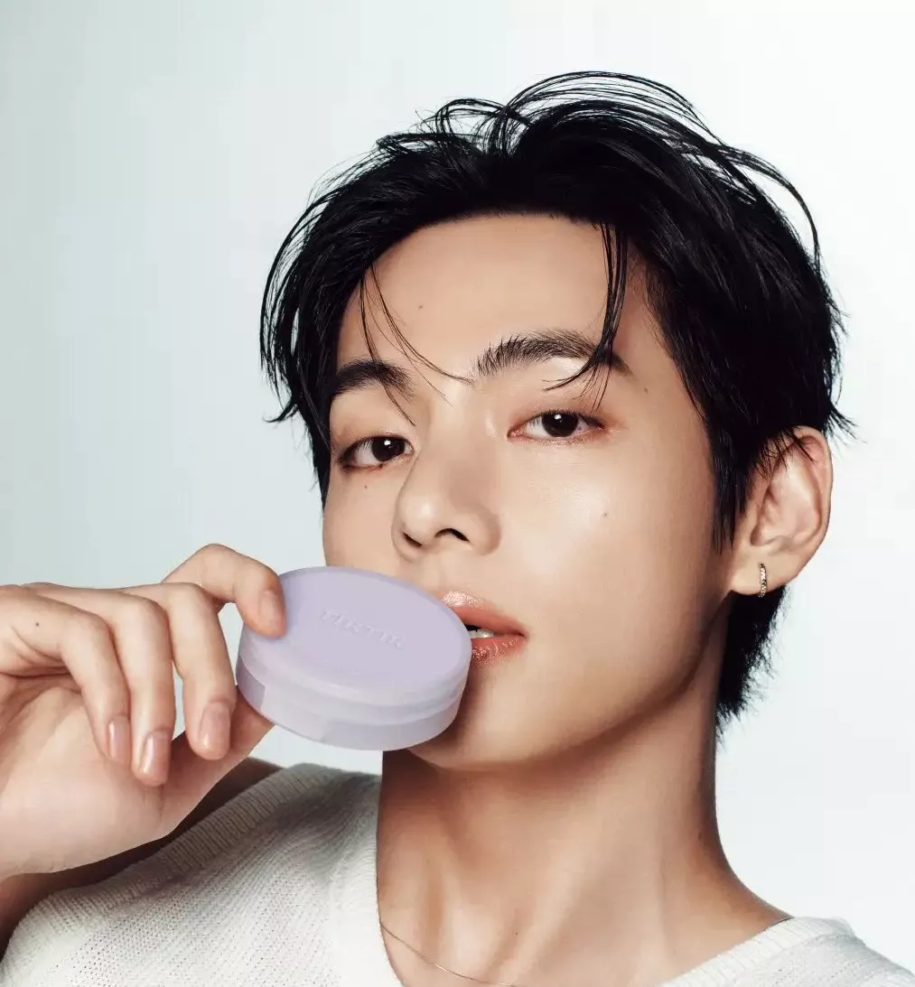 뷔 (방탄소년단)의 최신 사진