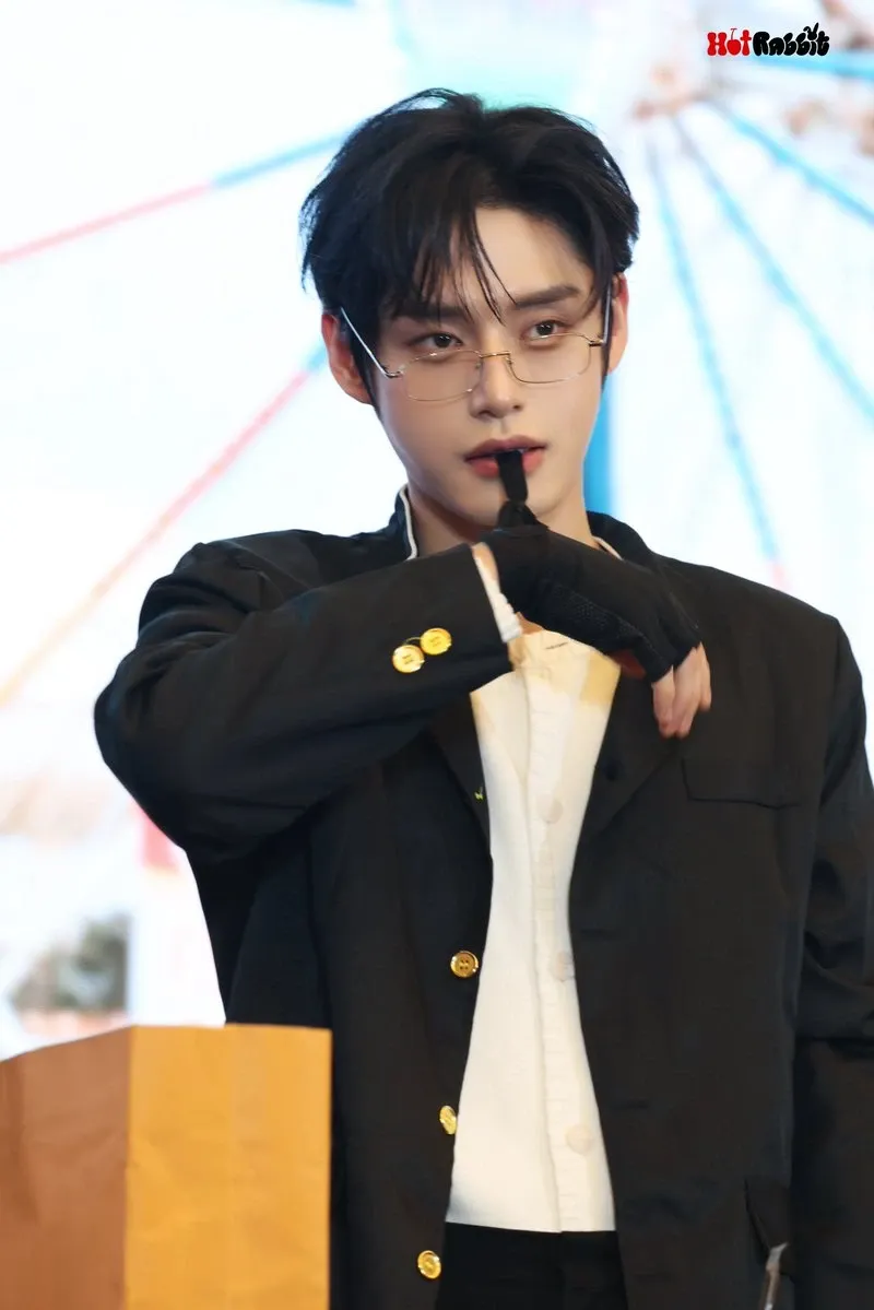 Behind-the-scenes cut of Kim Jiwoong (ZEROBASEONE)