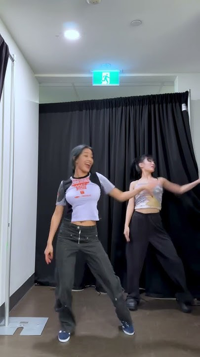 모모 (TWICE)의 비하인드 컷