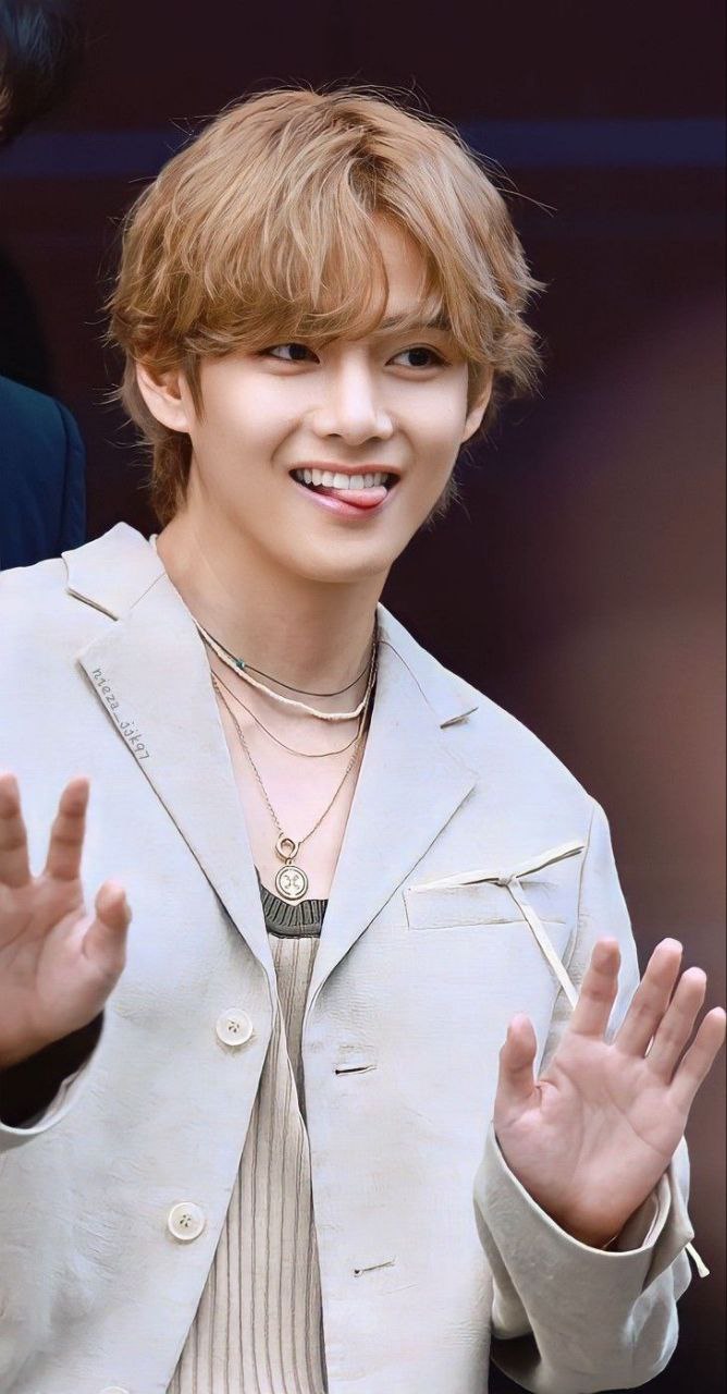 뷔 (방탄소년단)의 최신 사진