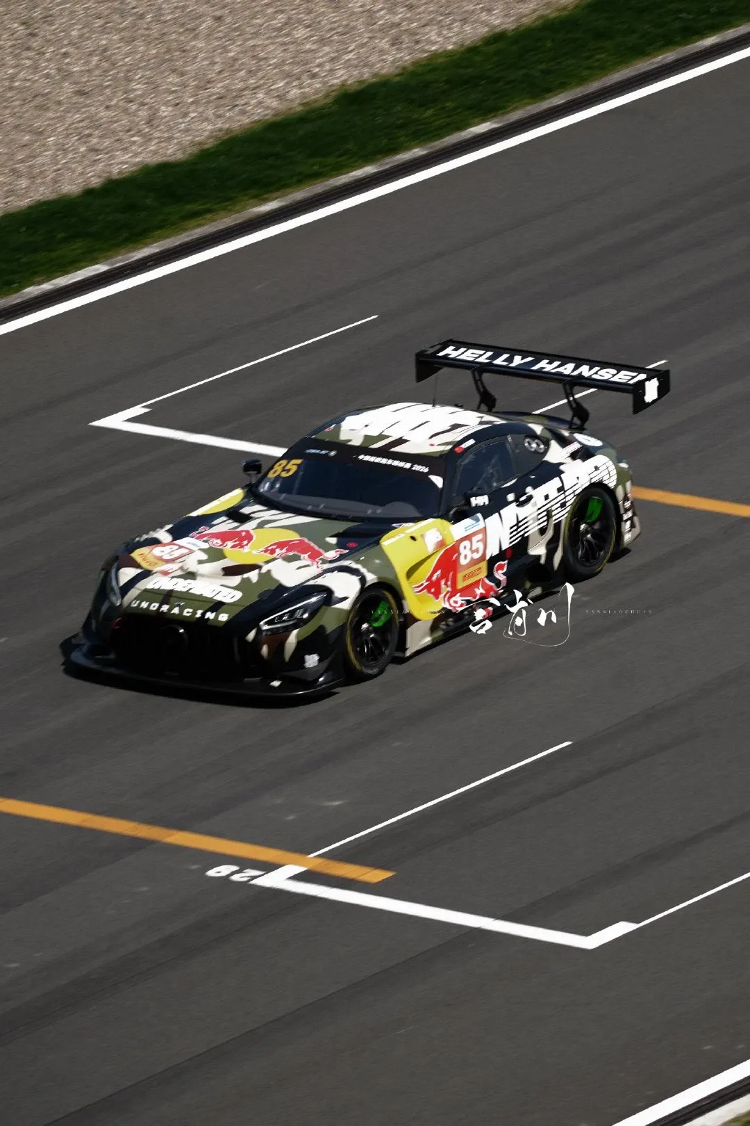 Behind-the-scenes cut of Wang Yibo