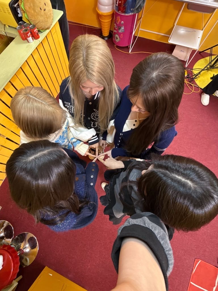 Behind-the-scenes cut of KiiiKiii