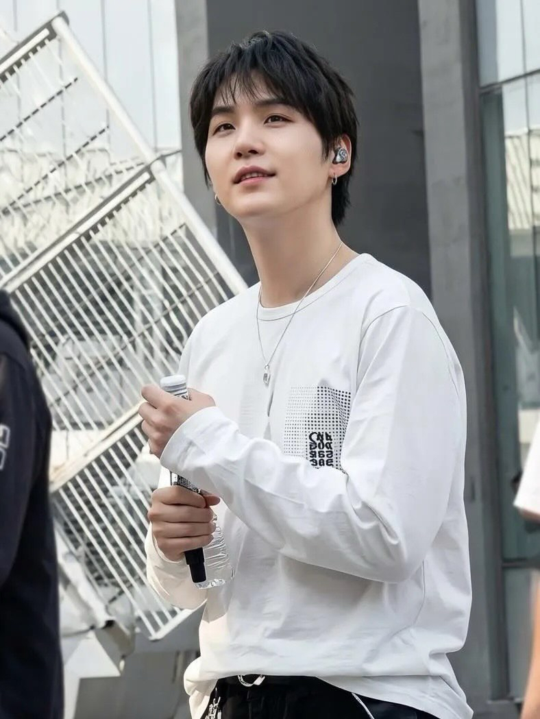 SUGA (防弹少年团)的最新照片