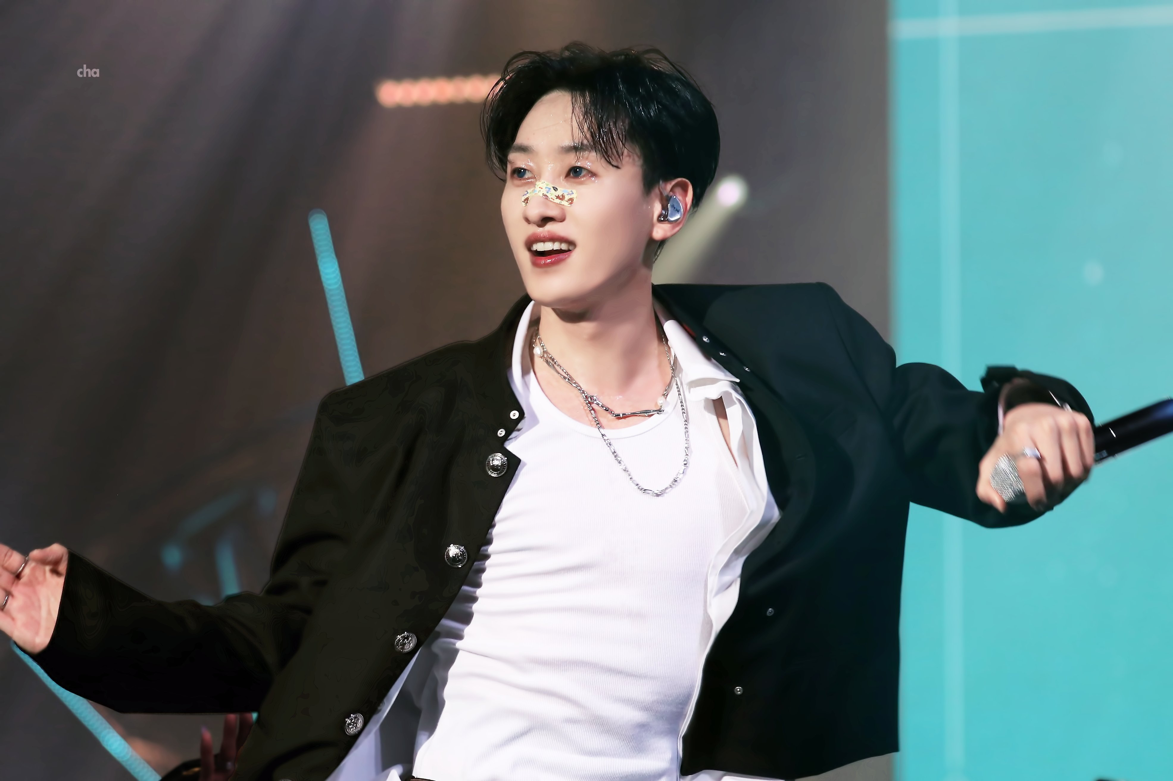 Behind-the-scenes cut of Super Junior