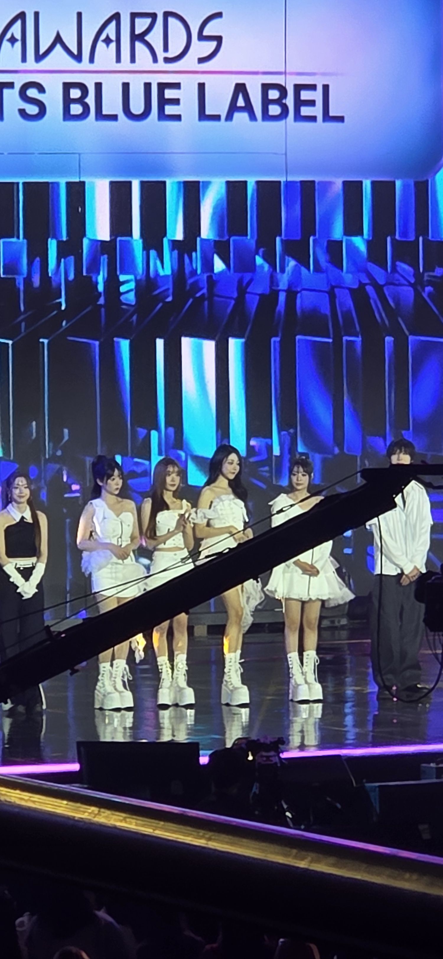 Behind-the-scenes cut of QWER