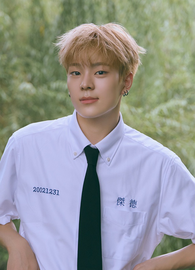 Behind-the-scenes cut of Kim Junmin (WHIB)