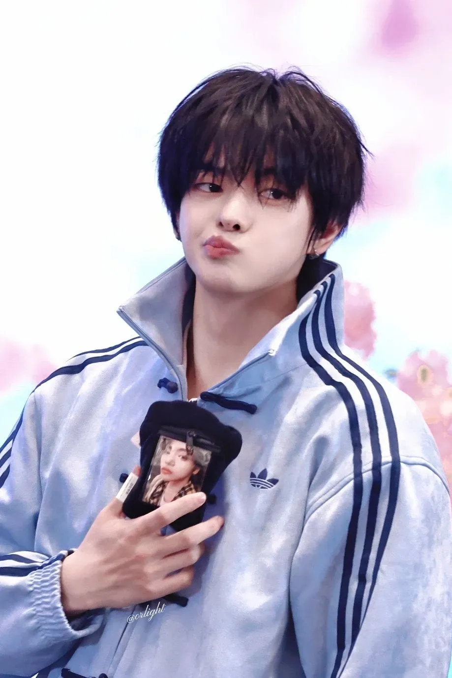 A moment captured by Lee Leo (ALPHA DRIVE ONE)'s fan