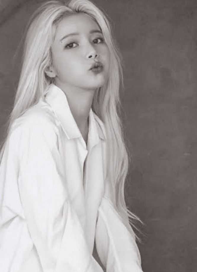 A moment captured by Solar (MAMAMOO)'s fan