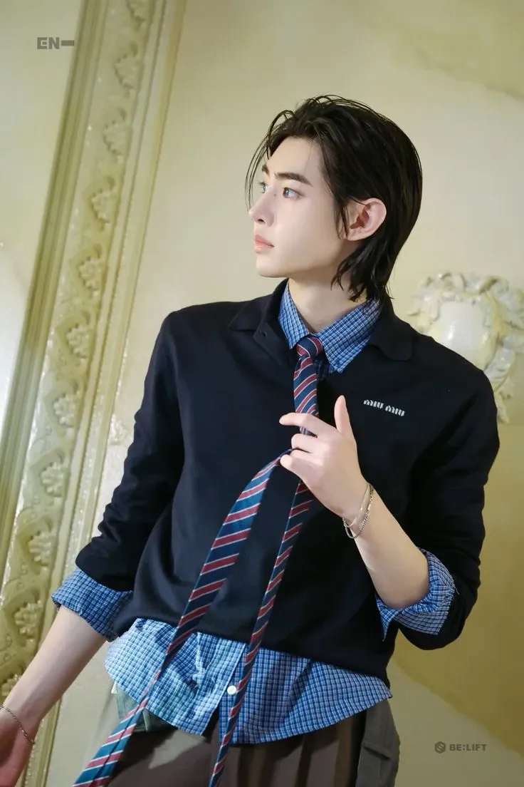 Foto aktivitas terbaru Sunghoon (ENHYPEN)