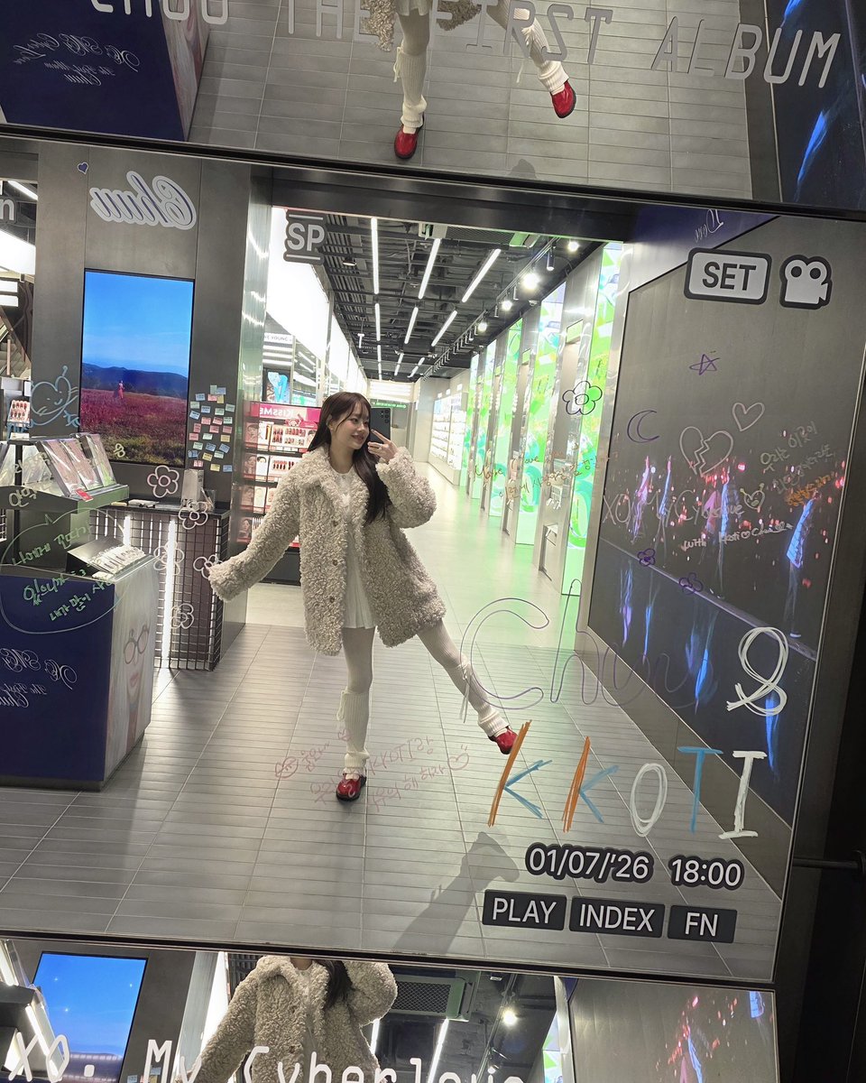 Behind-the-scenes cut of Chuu