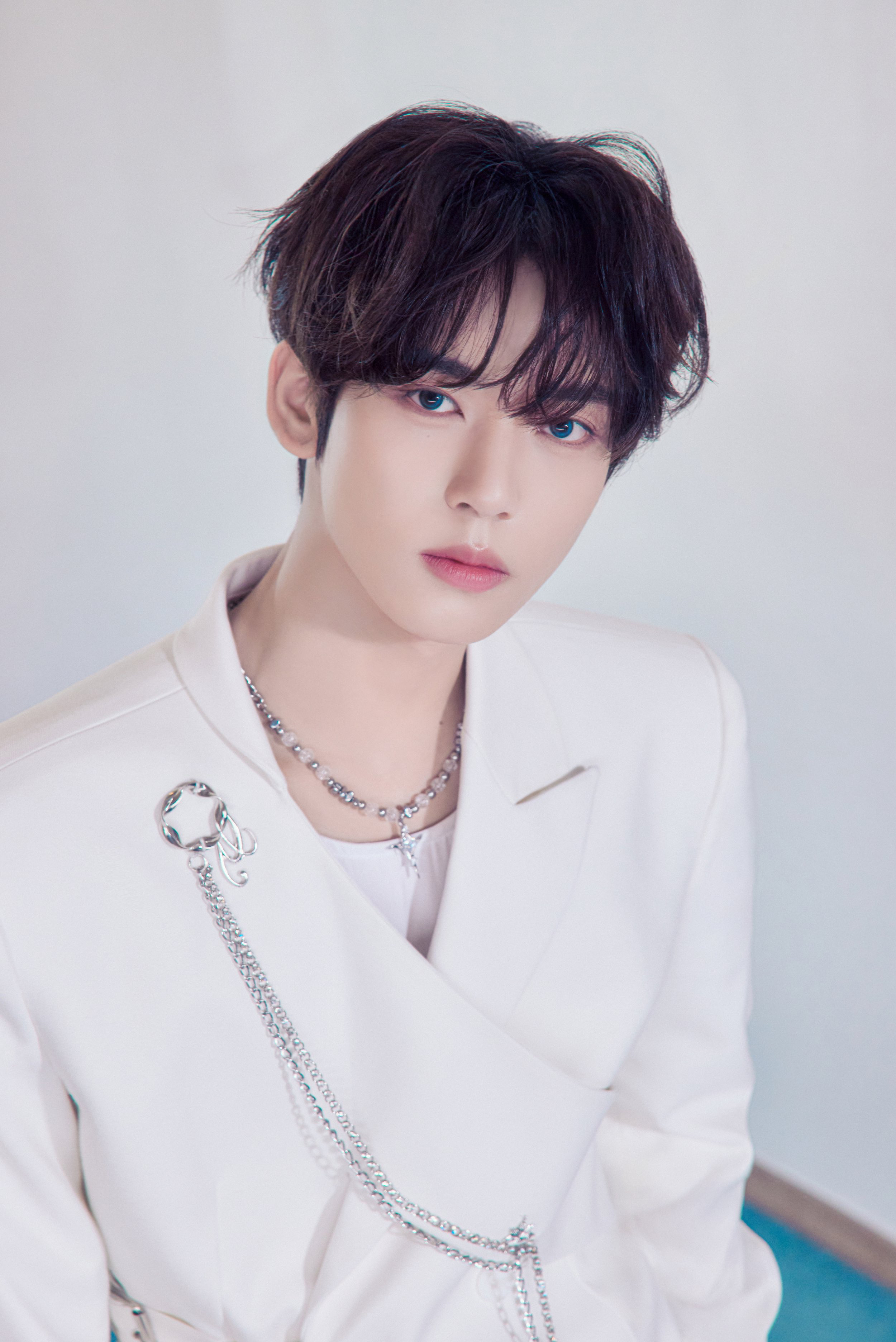 Recent activity shot of Han Yujin (ZEROBASEONE)