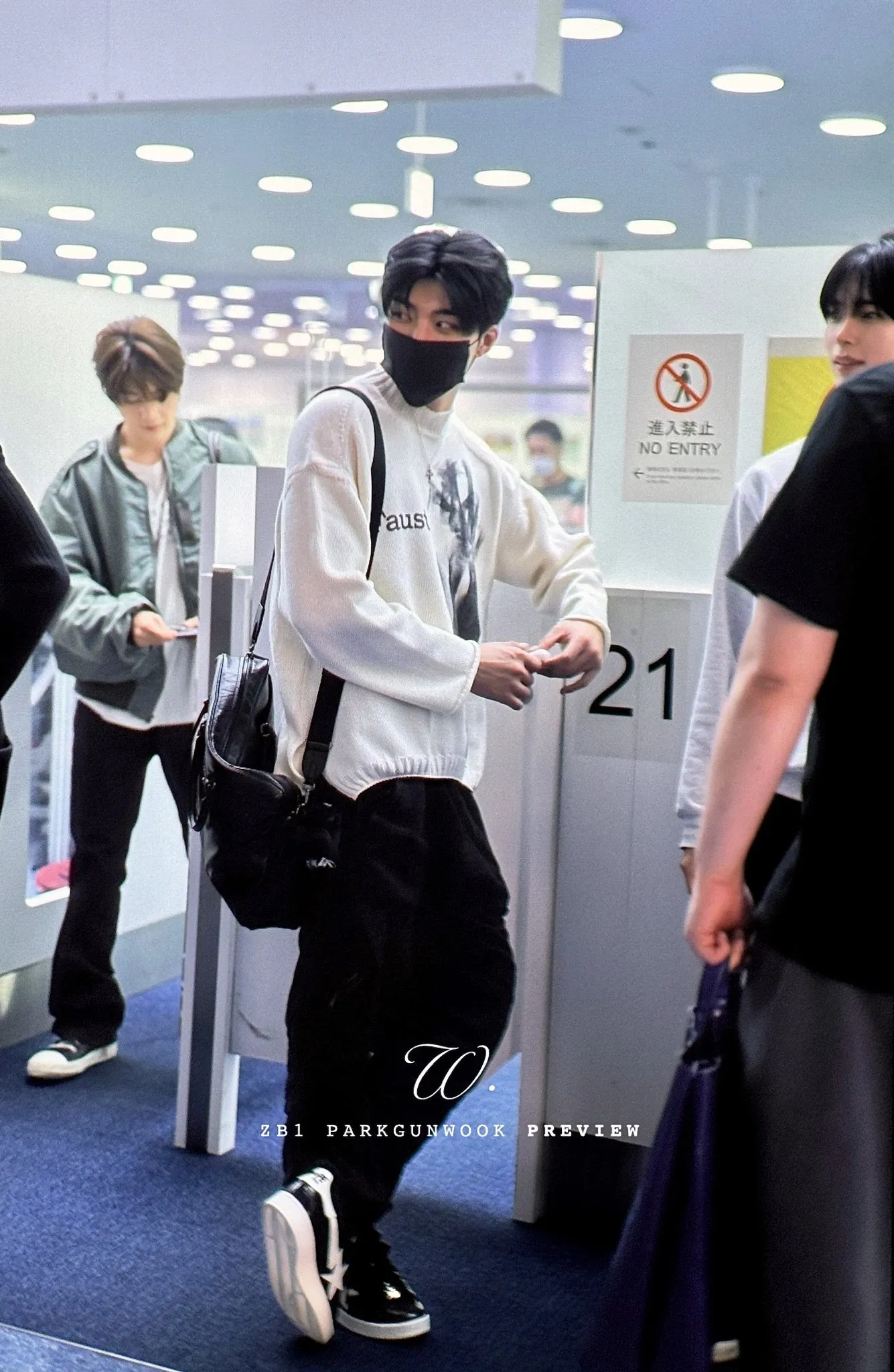 A moment captured by Park Gunwook (ZEROBASEONE)'s fan