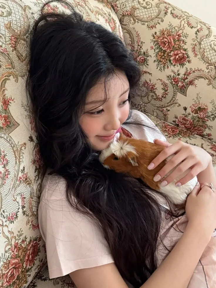 Behind-the-scenes cut of Wonhee (ILLIT)