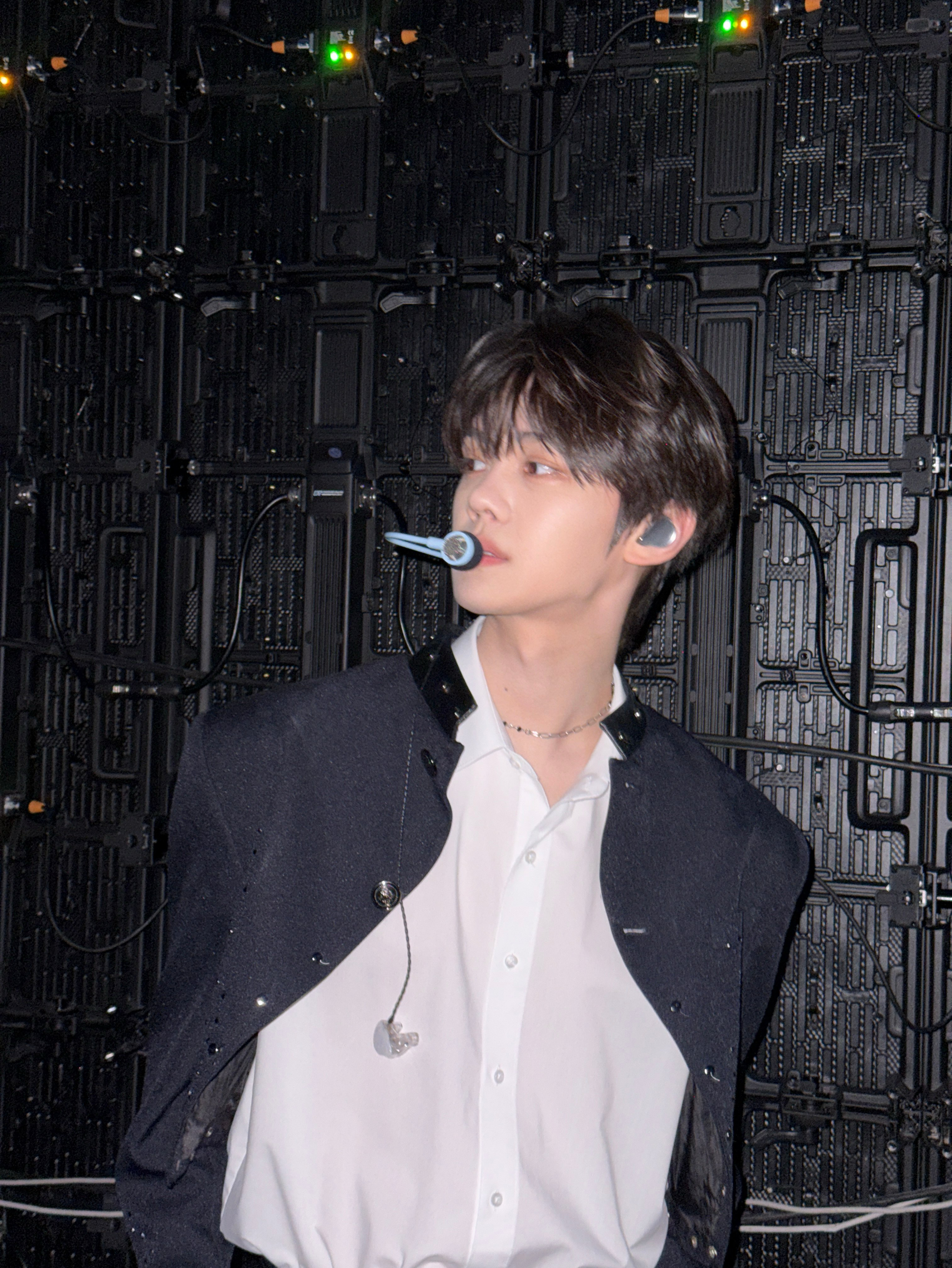 Behind-the-scenes cut of Kim Gyuvin