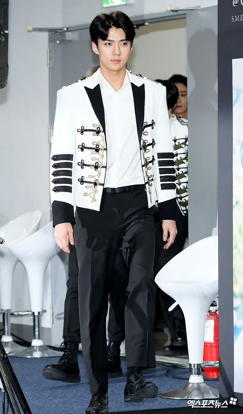 A heartfelt wallpaper shared by Sehun (EXO)'s fans