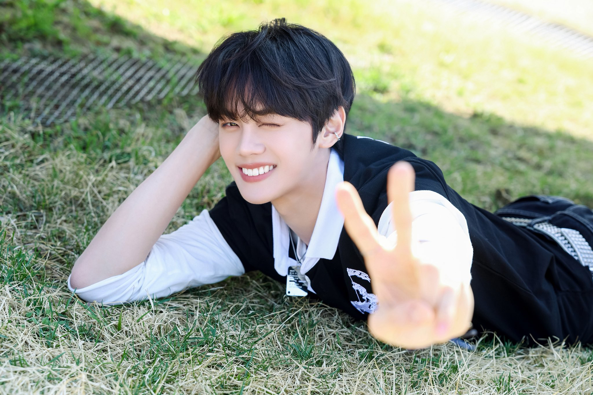 Behind-the-scenes cut of Kim Gyuvin (AND2BLE)