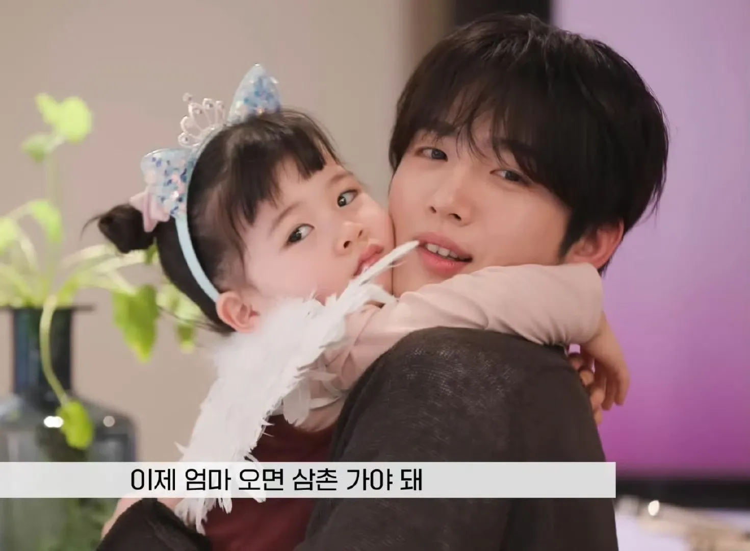 A moment captured by Kim Yohan (WEi)'s fan