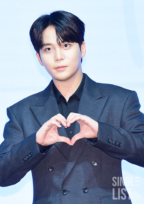 鍾浩 (ATEEZ)的最新照片