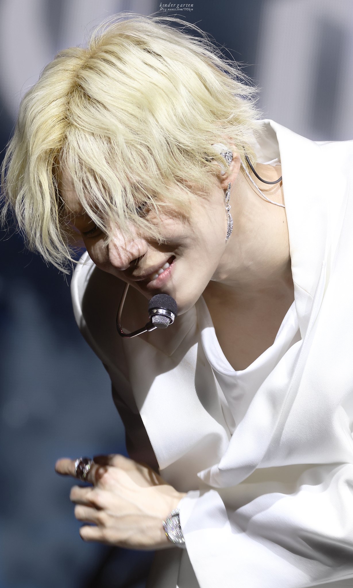 A heartfelt wallpaper shared by Taemin (SHINee)'s fans