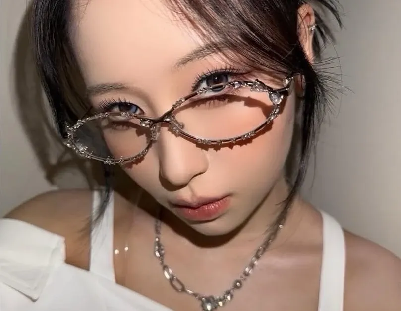 Recent activity shot of Kasahara Momona (ME:I)
