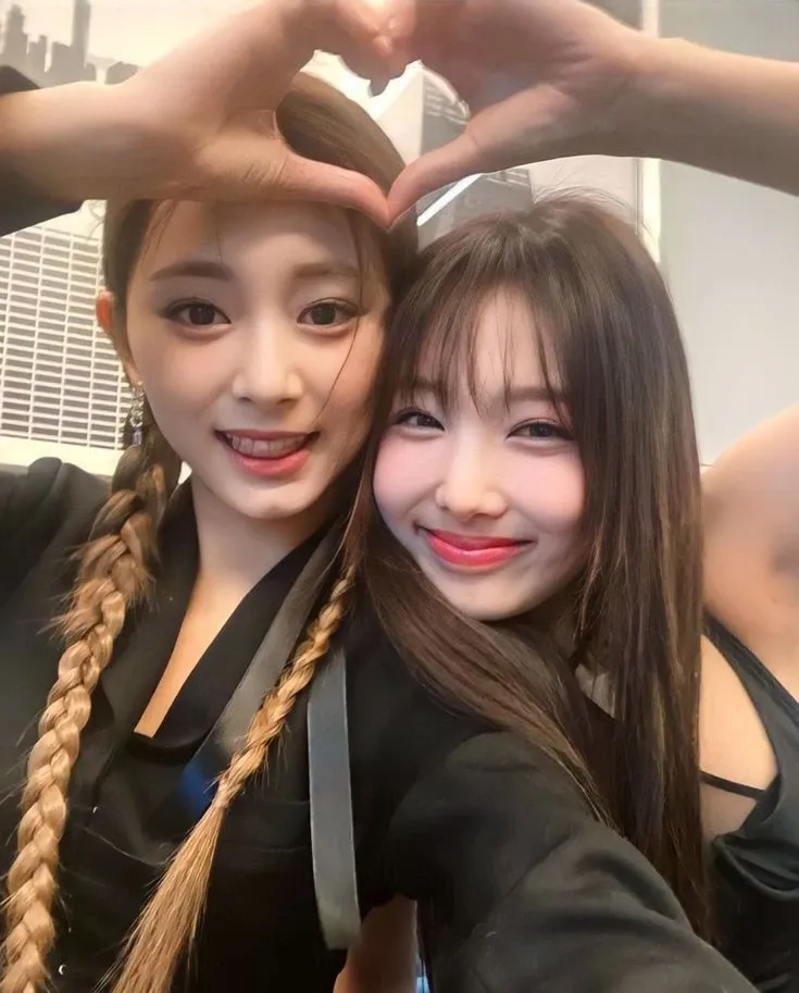 Foto aktivitas terbaru Tzuyu (TWICE)