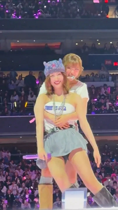 Foto aktivitas terbaru Momo (TWICE)