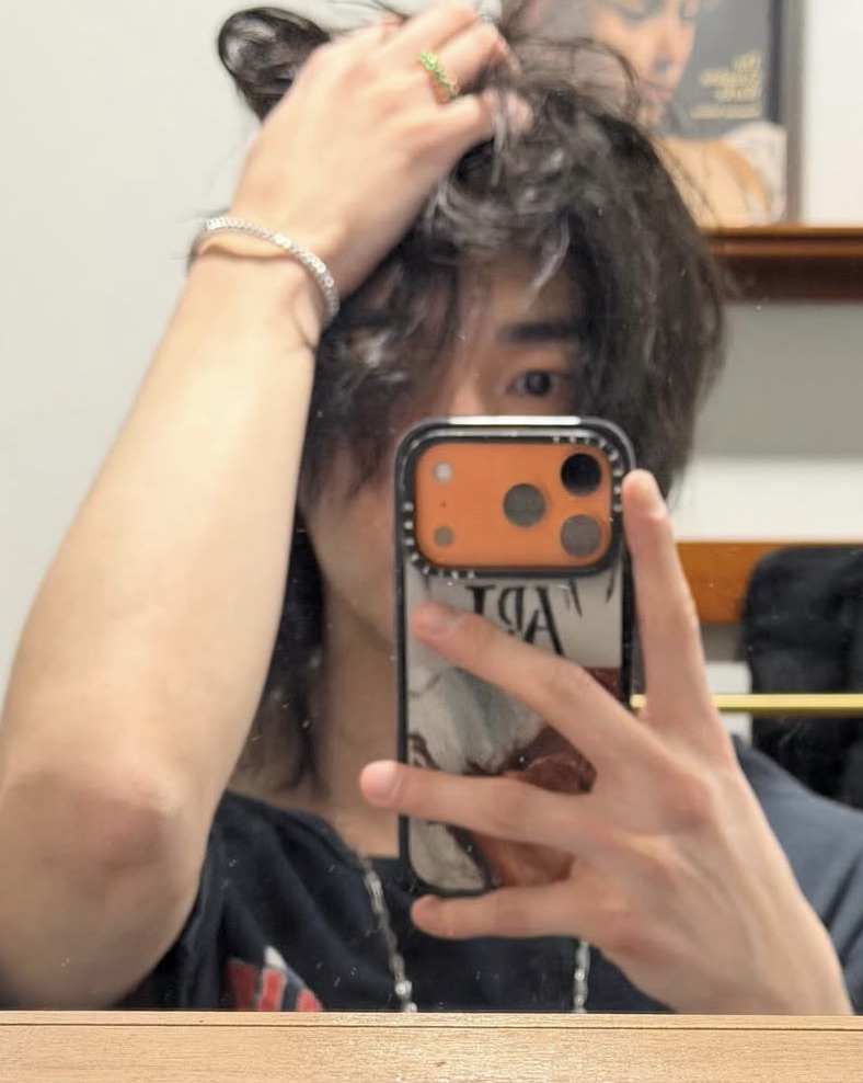 Foto aktivitas terbaru Hyunjin (Stray Kids)