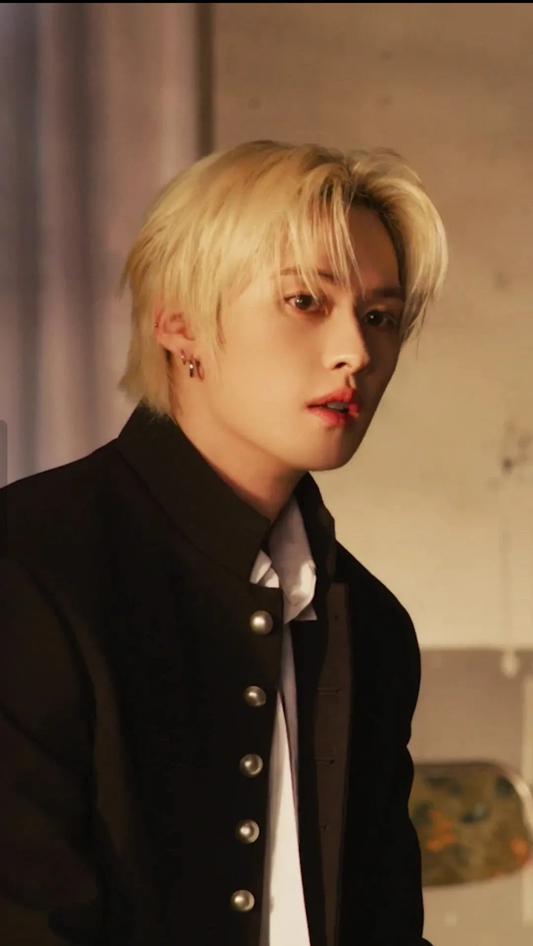 Fandom-recommended wallpaper image of Lee Know (Stray Kids)