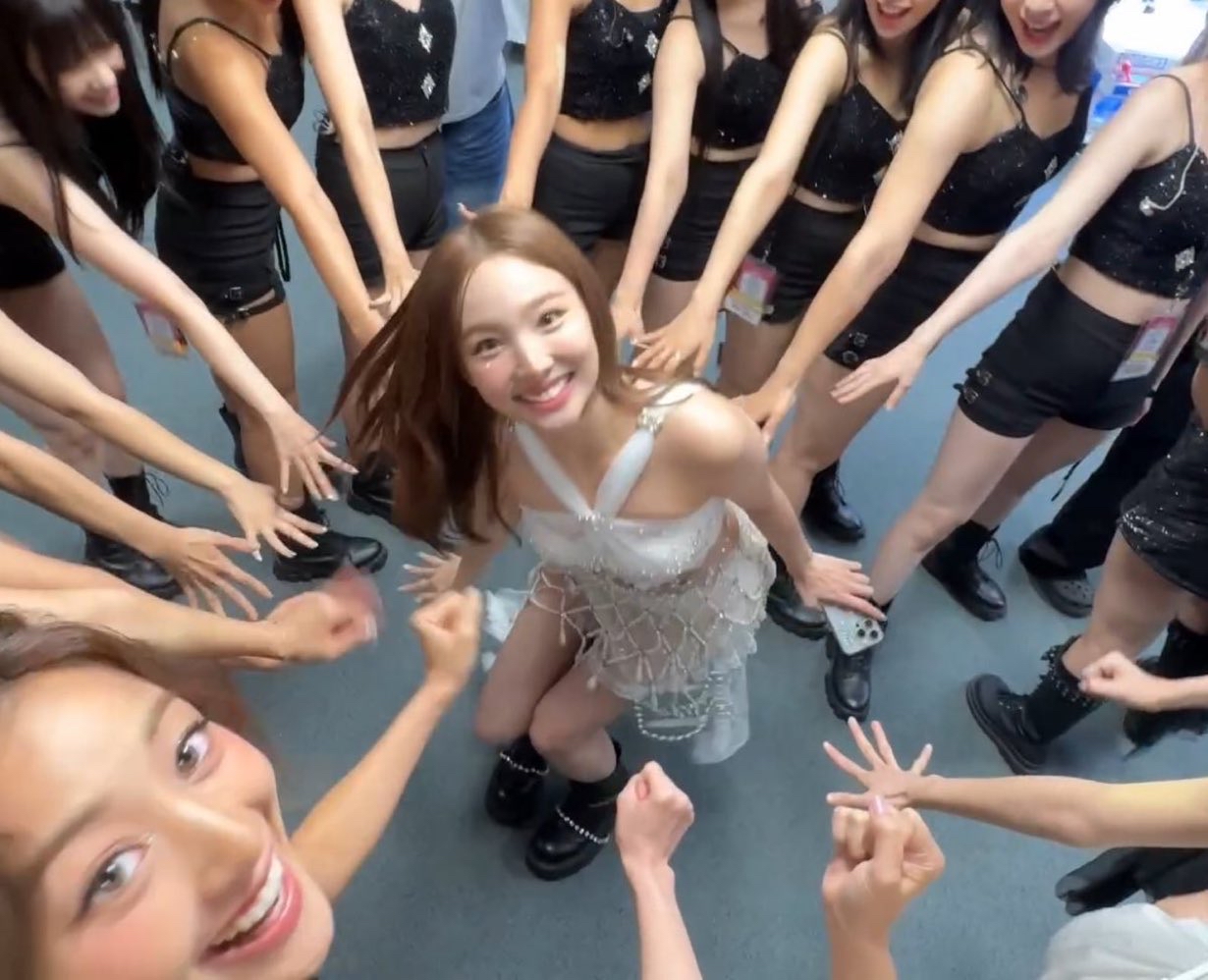 ナヨン (TWICE)の舞台裏ショット