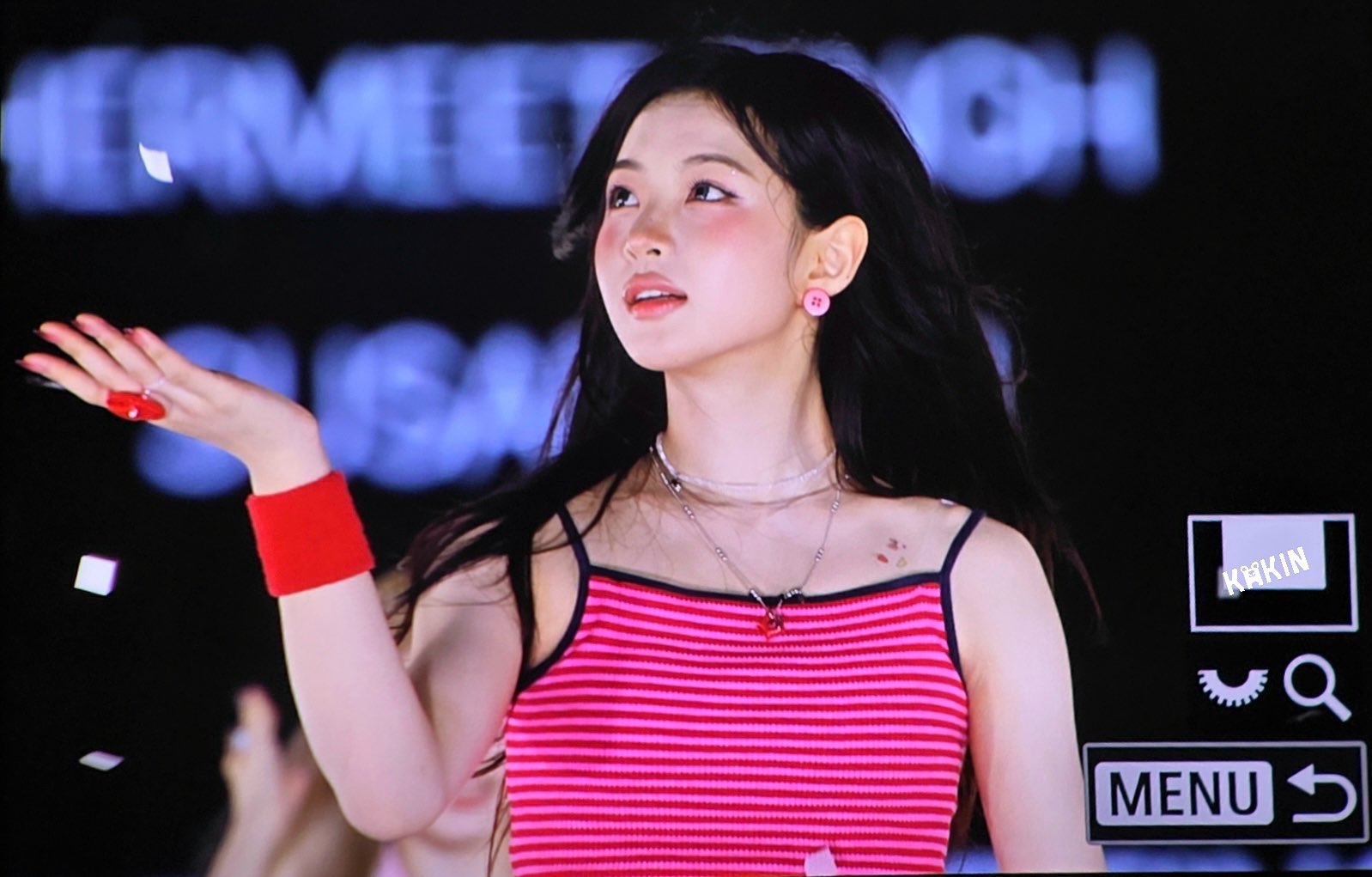 A moment captured by KYA (KiiiKiii)'s fan